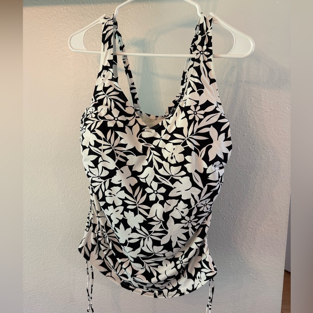 Lands' End size 10 swimsuit cami underwire Black & White Havana Floral Tank Top